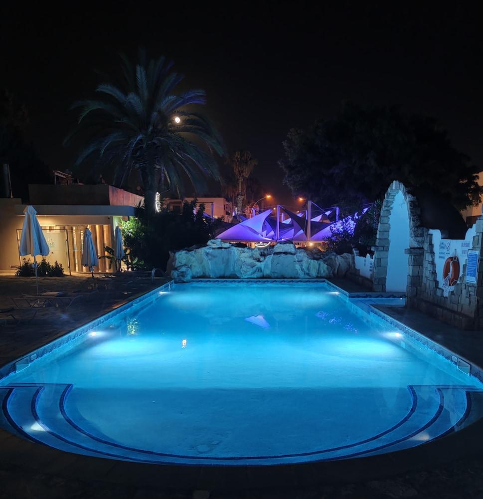 Dionysos Central パ フォス エクステリア 写真